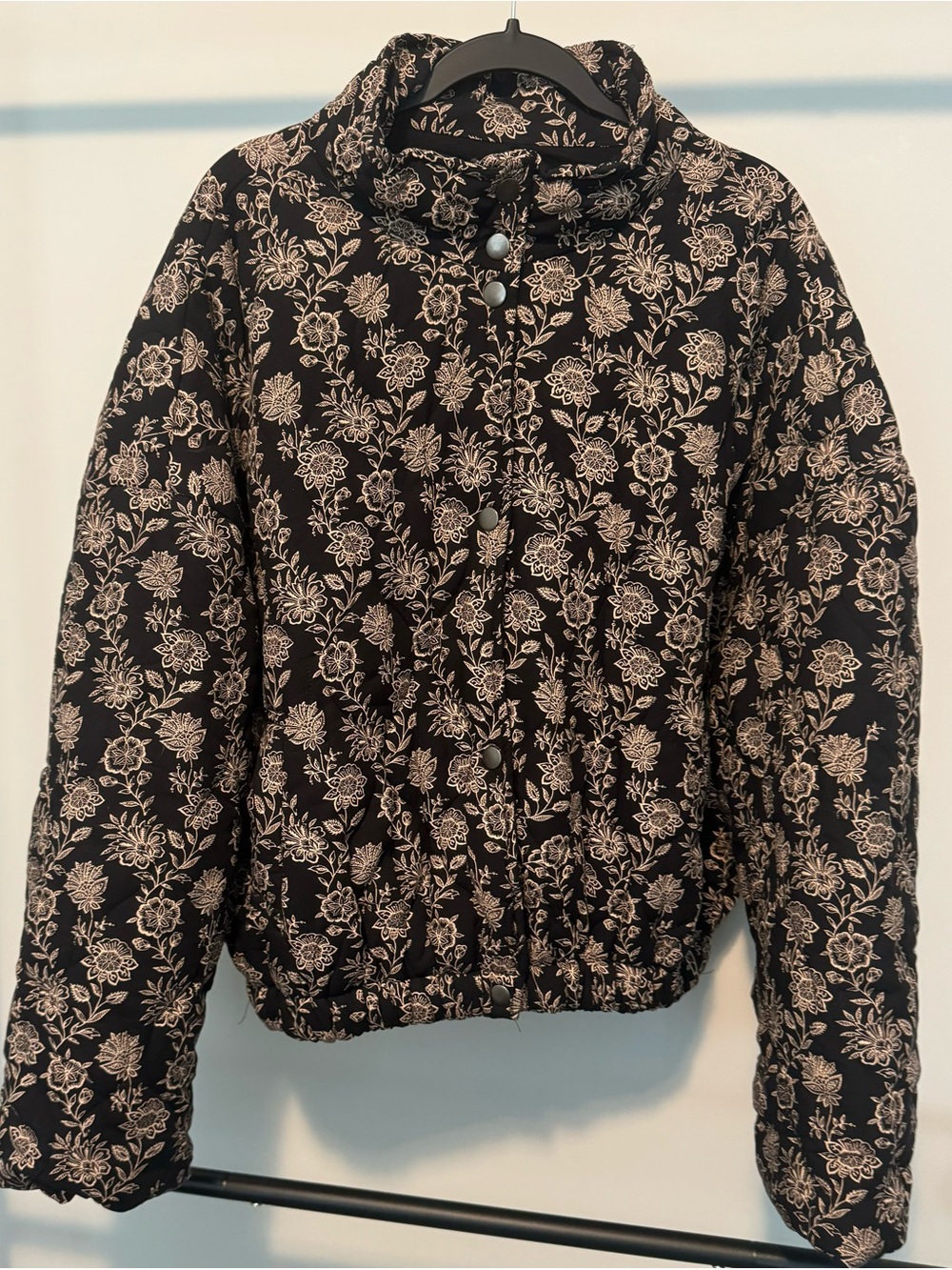 Polagram Black Quilted Puffer Jacket with Beige Floral Print NWOT - Picture 1 of 9